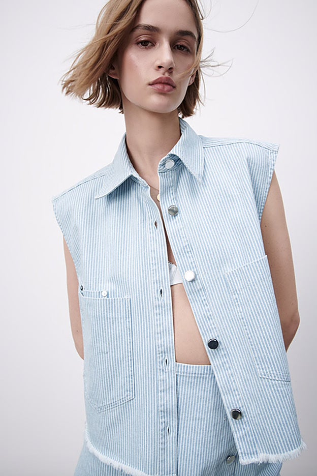 Chaleco en denim azul cielo con un estampado de raya fina de Zara.