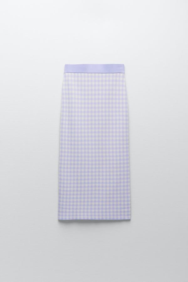 Falda con estampado de cuadros vichy en lila de Zara (25,99 euros)