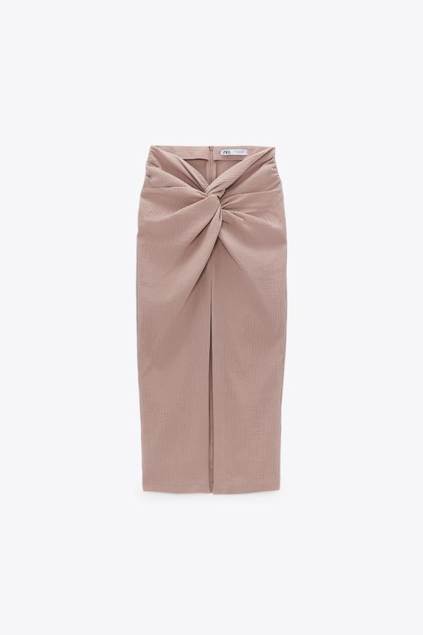 Falda midi en color rosa empolvado con nudo central de Zara (25,99 euros)