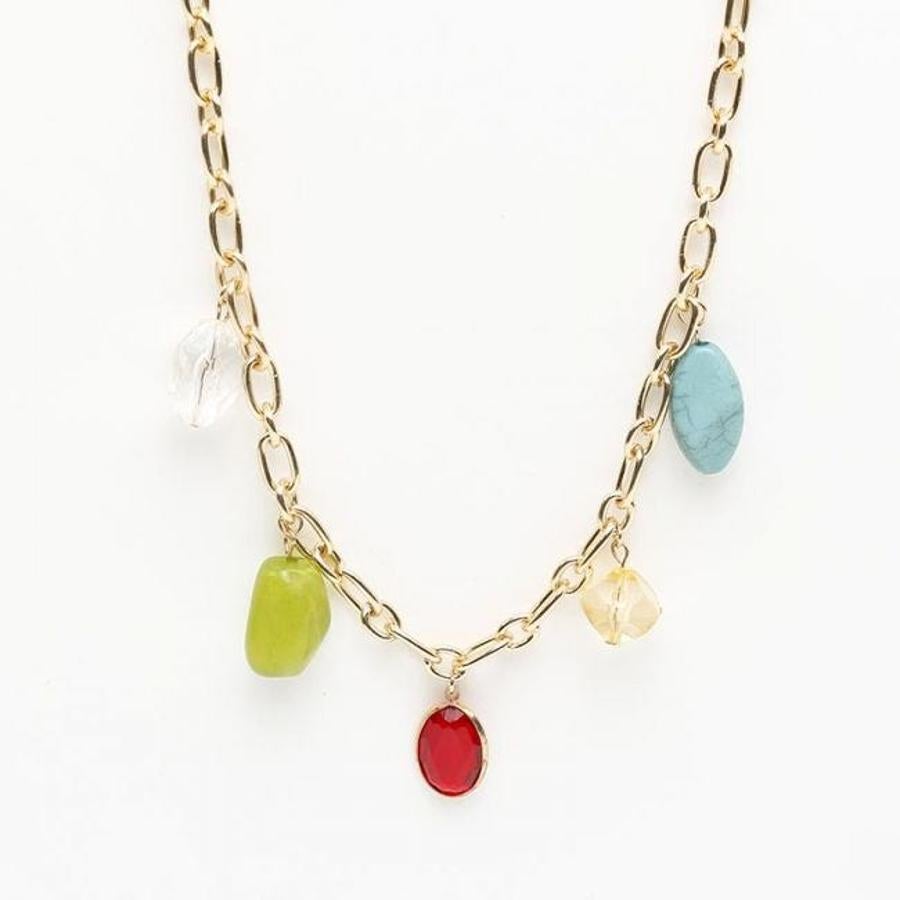 Collar corto dorado con colgantes de pierdras de diferentes colores: transparente, verde oliva, rojo, amarillo traslúcido y turquesa. Rebajado de 8,99 a 1 euro.
