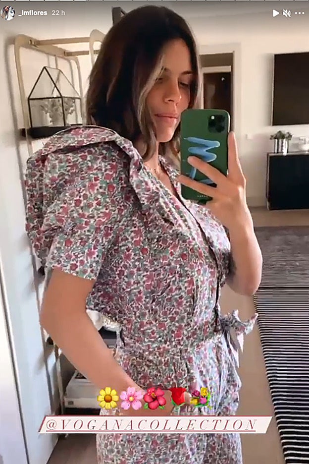 El mono de flores de Laura Matamoros tiene unas espectaculares mangas con volante.