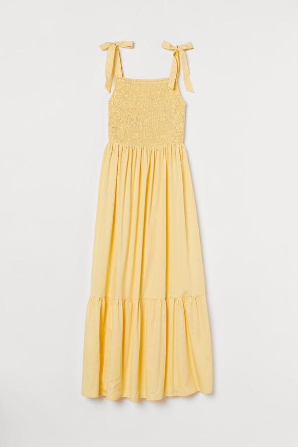 Perfecto para los días más calurosos, este vestido midi con cuerpo elástico cuesta 39.99 euros en H&M.