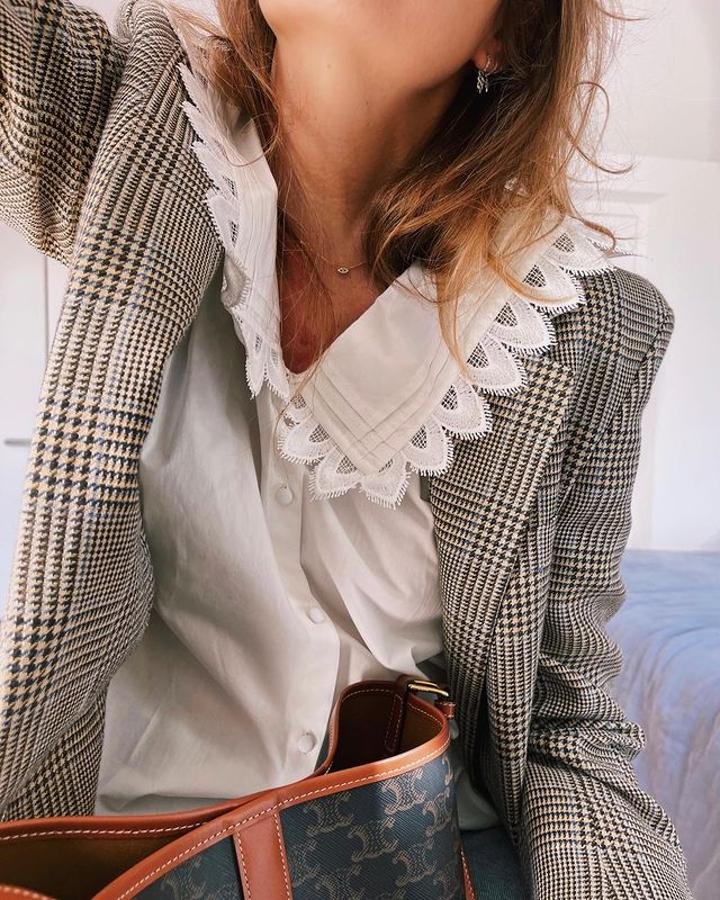 Combínala con una americana con estampado de cuadros, vaqueros y tu bolso "shopper" favorito.