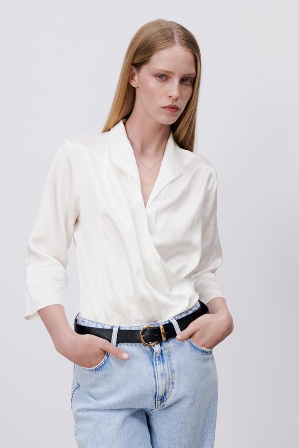 Camisa blanca cruzada satinada de Zara (25,99 euros)