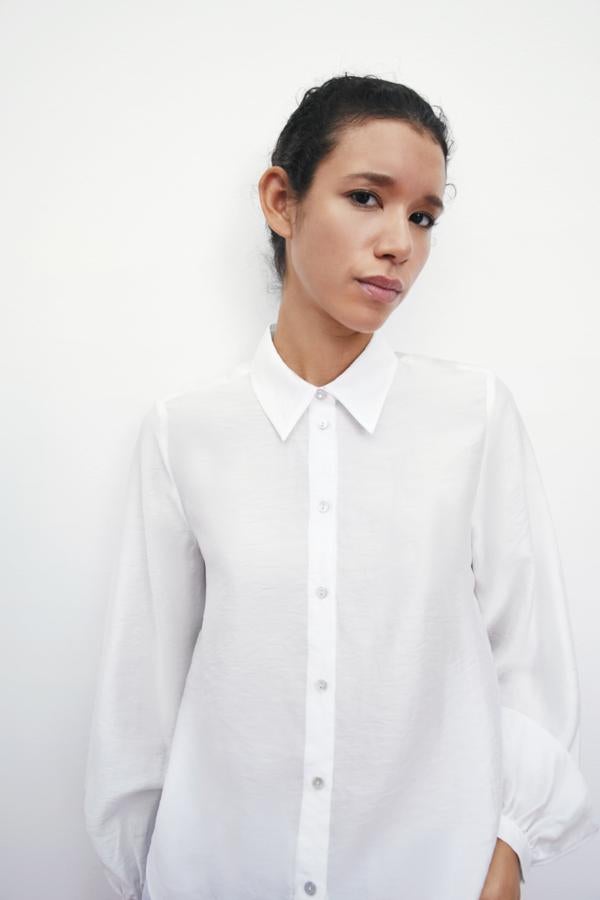Camisa blanca con botones joya de la nueva colección de Zara (19,99 euros)