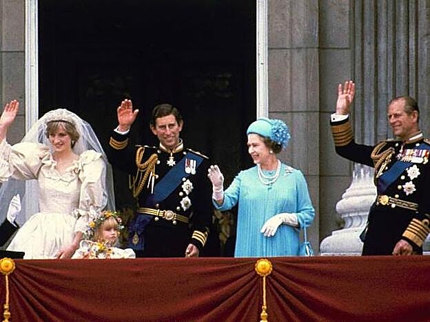 El Duque de Edimburgo y la Reina Isable II en la boda de Carlos de Inglaterra y Diana el 29 de julio de 1981.