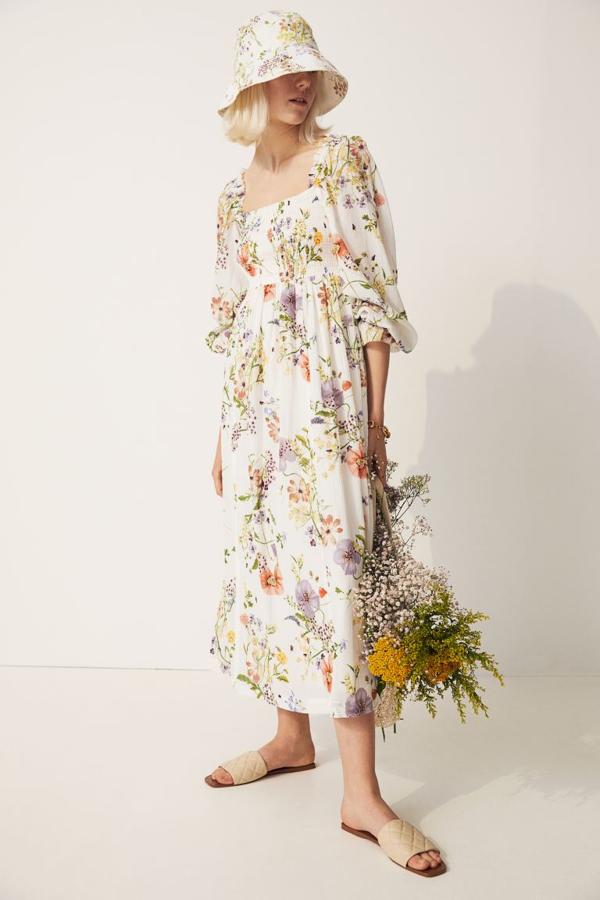 De venta exclusiva en la web de la firma, este vestido midi en tejido arrugado con escote cuadrado en delantero y espalda y cuerpo fruncido tipo nido de abeja tiene las mangas globo largas y voluminosas, con hombros y puños elásticos con volante ribeteado. Tiene un precio de 39,99 euros y está disponible entre las tallas XS y XXL.