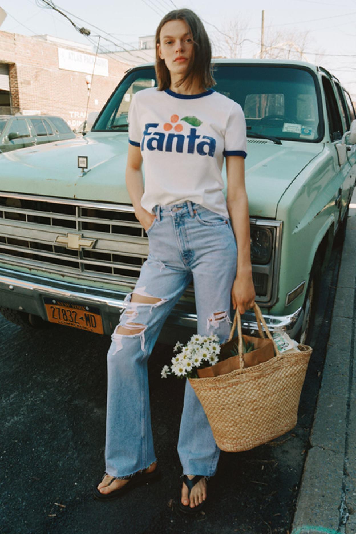 Pincha en la foto para ver el look con camiseta de rayas más bonito de la temporada y puedes conseguirlo por muy poco en Zara y Mango.