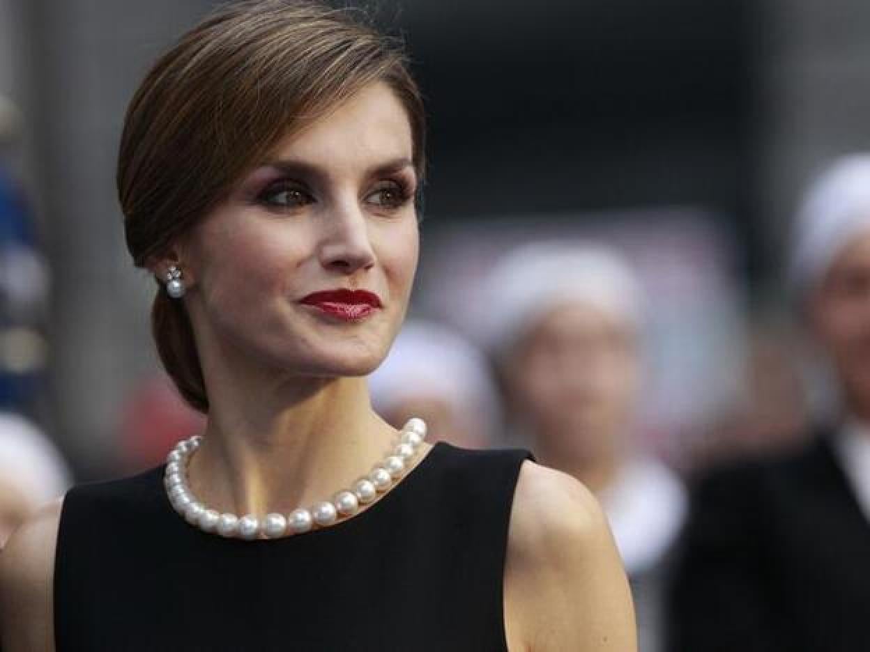 Pincha en la imagen para descubrir los errores de maquillaje y pelo de la Reina Letizia que envejecen y que nunca olvidaremos (porque también nos ha pasado a nosotras).