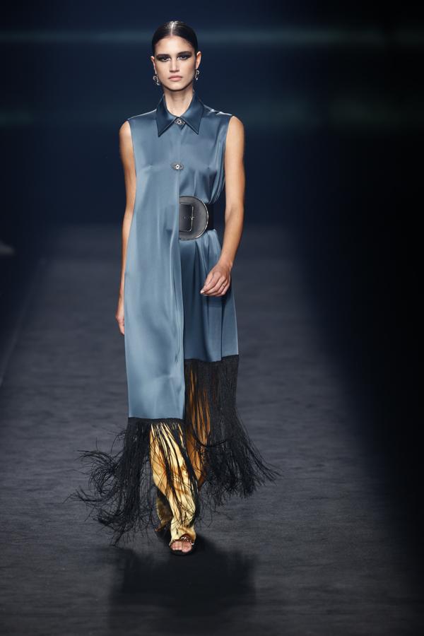 El vestido camisero de flecos de Isabel Sanchís.