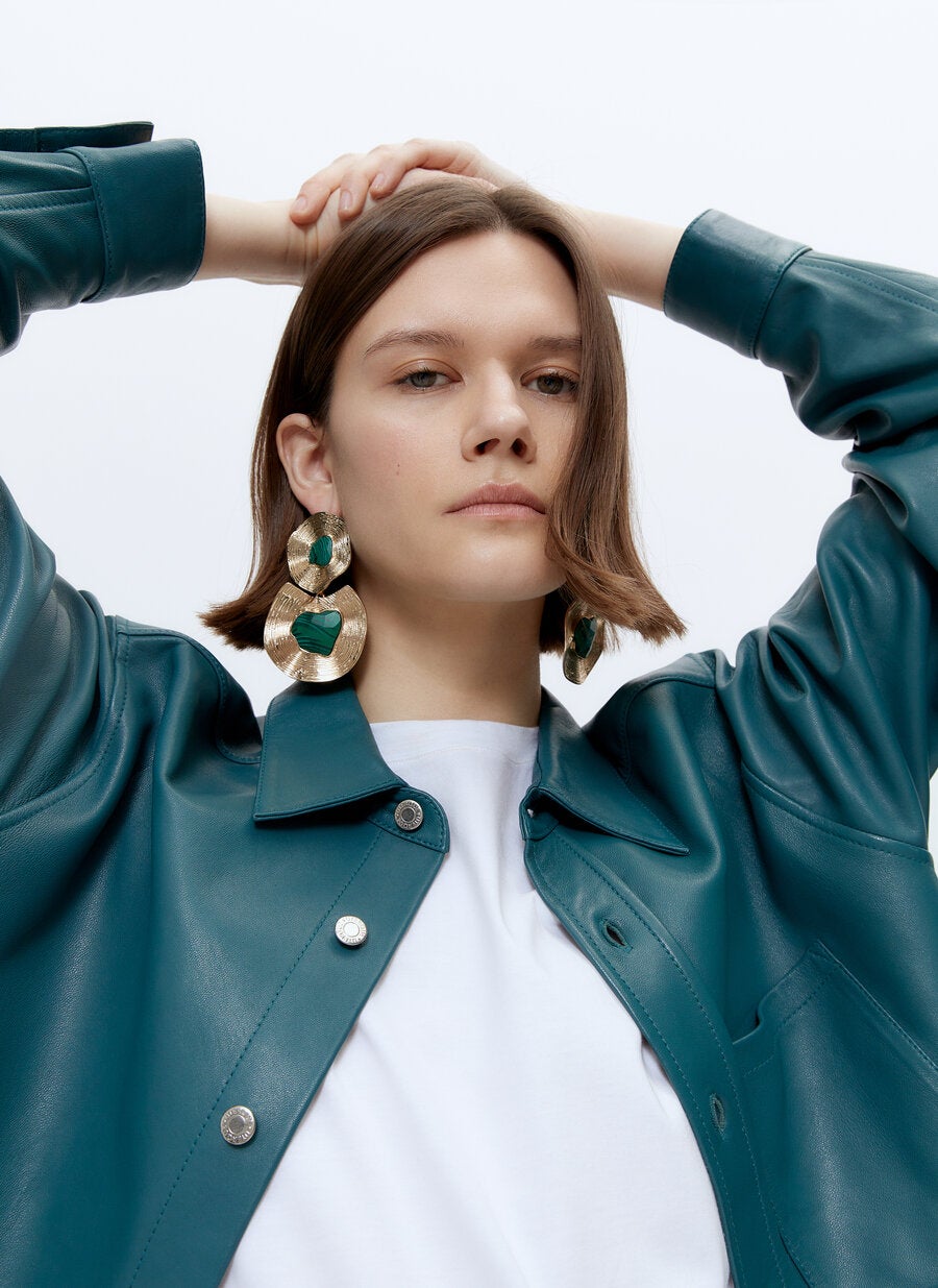 Pendiente XXL con doble aro rallado y piedra preciosa verde. (39 euros).