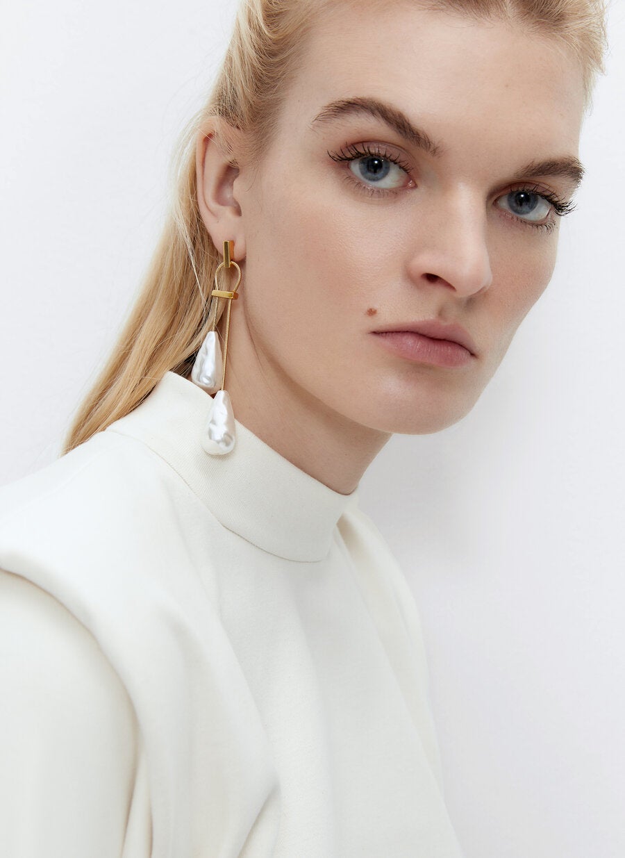 Pendiente doble caída con perlas de imitación. (39 euros).