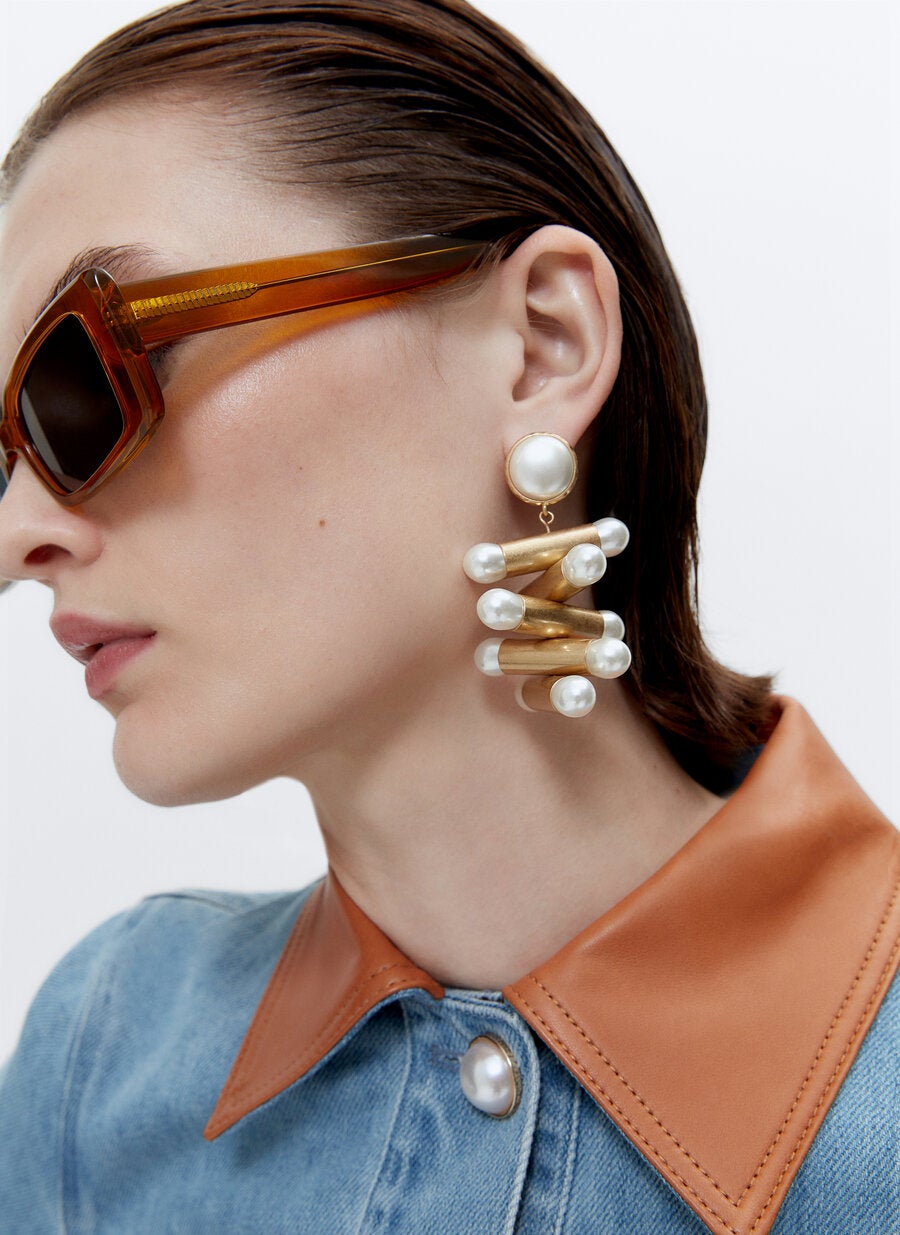 Pendiente combinado tubos y perlas de Uterqüe. (39 euros).