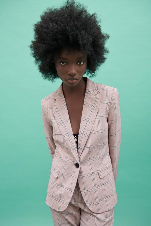 Americana con estampado de cuadros en tonos rosas de Zara (29,99 euros)