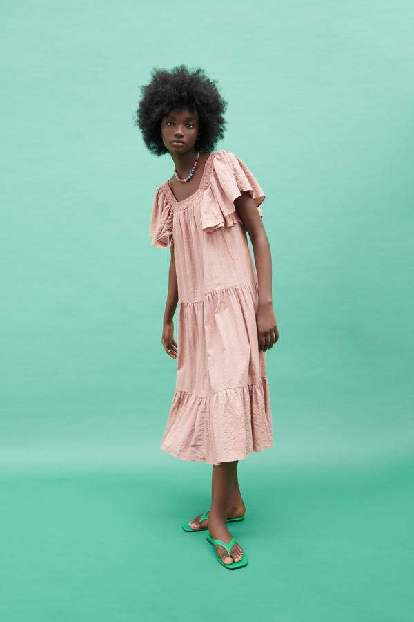 Vestido rosa empolvado con volantes de Zara (39,99 euros)