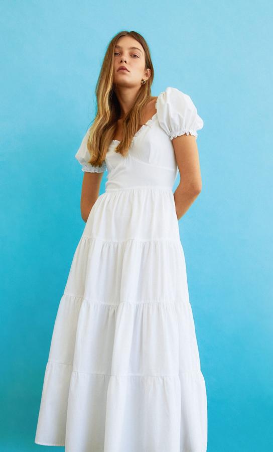 Vestido blanco con escote corazón de Stradivarius (29,99 euros)