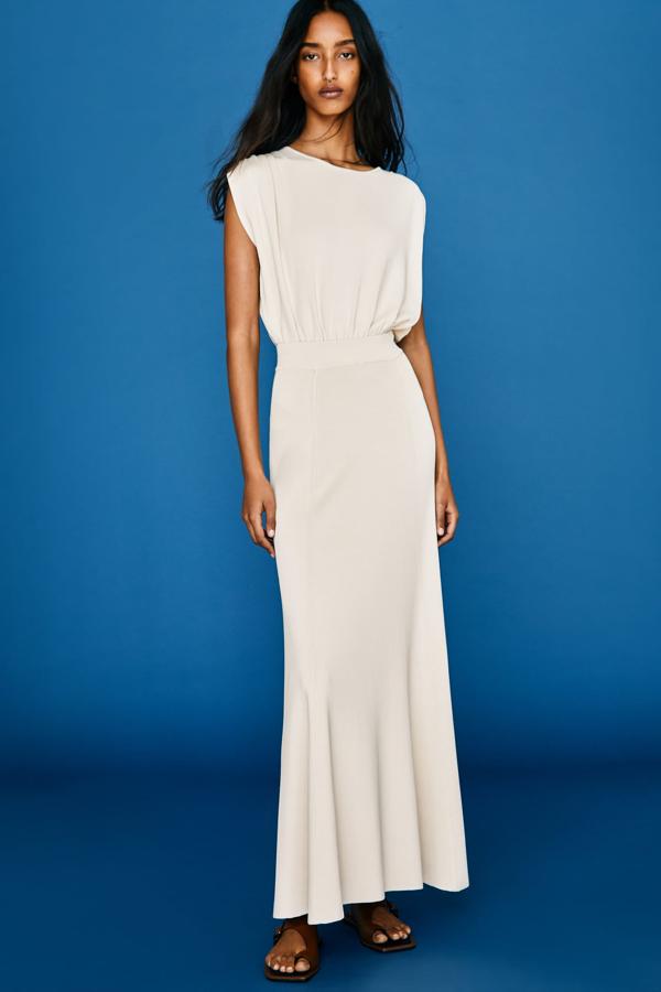 Falda de color crudo de Zara (39,99 euros)