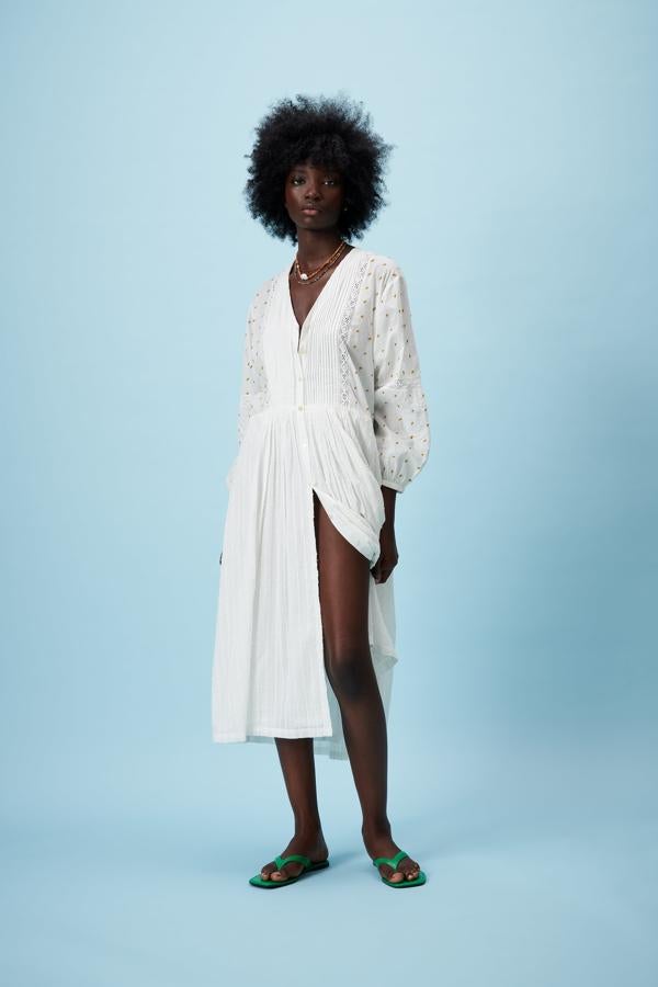 Vestido midi en colo blanco con bordados de Zara (49,99 euros)