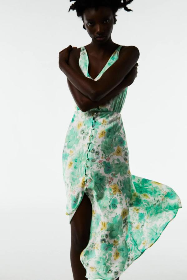 Vestido midi con escote de pico y doble tirante fino. Detalle de botones forrados a tono con el vestido. Precio actual: 29,95 euros.