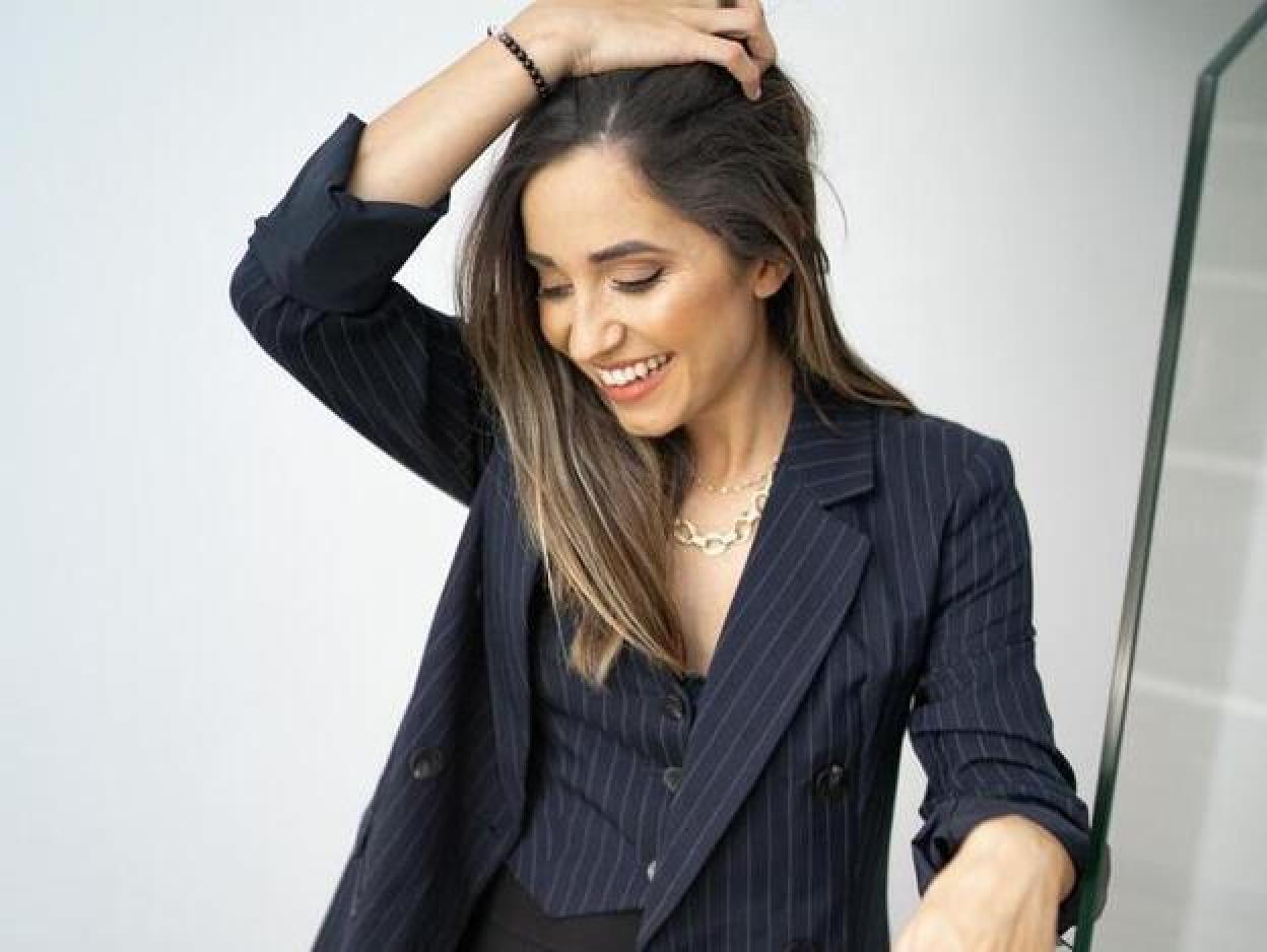 Pincha en la imagen para ver las blazers de cuadros más bonitas de Zara, Stradivarius y Mango para elevar cualquier look básico hasta el final de la primavera.