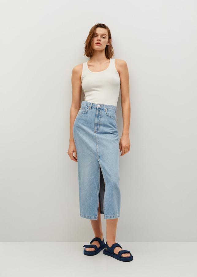 Falda midi vaquera con apertura frontal en el bajo, de Mango (29,99 €).