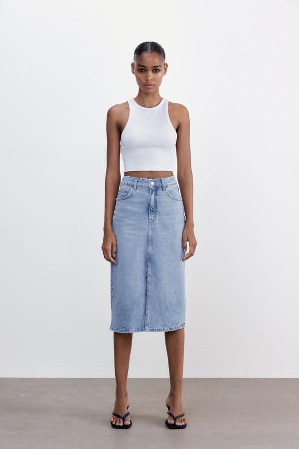 Falda vaquera midi con tejido lavado, de Zara (19,95 €).