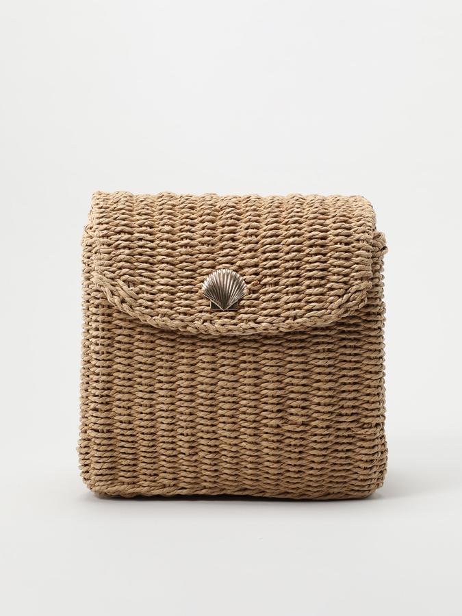 En color natural y con un cierre metálico en forma de concha, esta mochila de rafia tiene un precio de 19,99 euros.