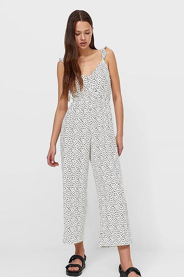 Disponible en tres colores (azul, blanco y negro), es perfecto para cualquier ocasión e ideal para todo tipo de siluetas.