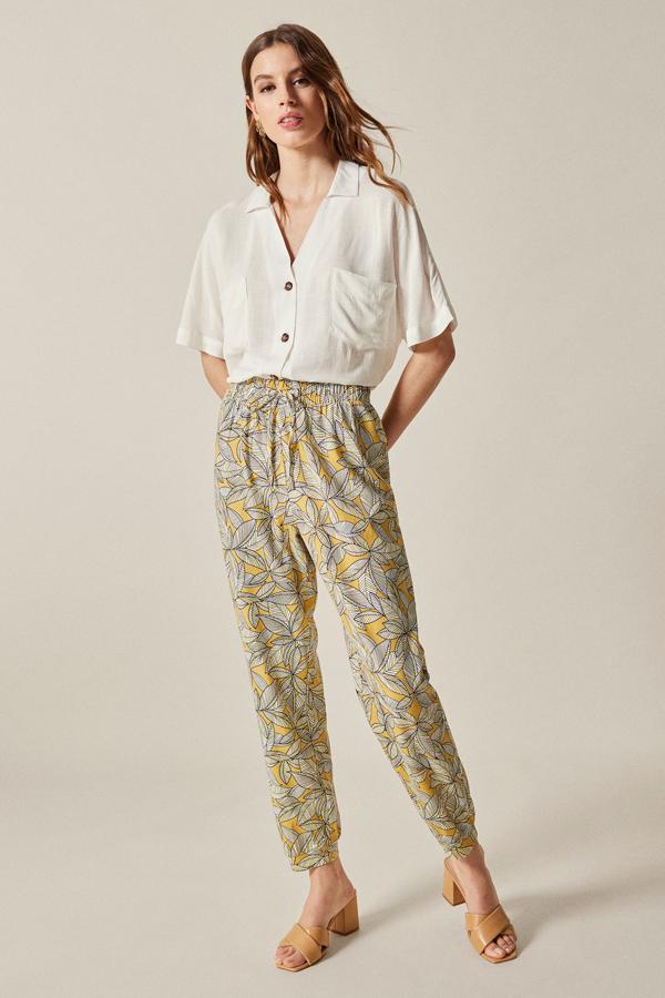 Este cómodo pantalón fluido con cintura elástica y puño en el bajo está disponible con varios estampados. Tiene un precio de 6,99 euros.