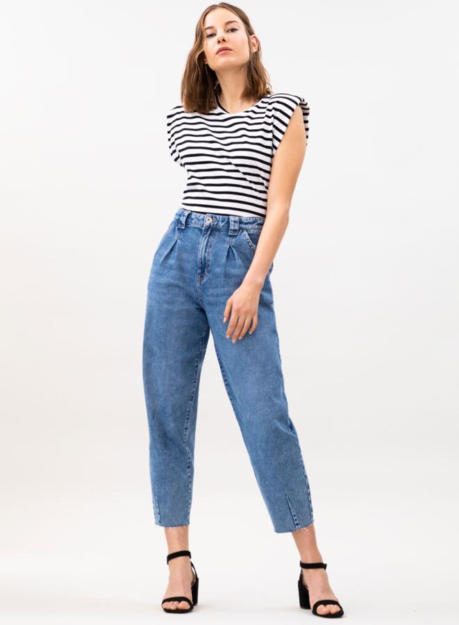 Disponibles en blanco, azul claro o azul oscuro, este pantalón slouchy en tejido vaquero y de tiro alto cuenta con pinzas delanteras y cinco bolsillos. Tiene un precio de 17,99 euros.