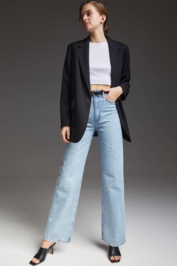 Disponible en varios colores, estos pantalones denim de corte holgado, talle alto y perneras amplias y rectas son de H&M y tienen u precio de 29,99 euros.