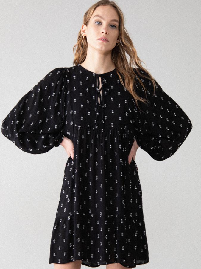 En color negro, este vestido corto de plumeti con escote lazado y manga abullonada con puño elástico es de Lefties y tiene un precio de 17,99 euros.