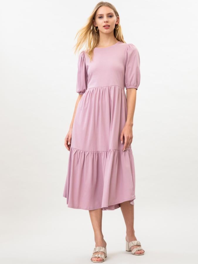 Disponible en rosa o en azul marino, este vestido midi de manga corta y cuello redondo tiene unos fruncidos en la falda que le aportan volumen. Tiene un precio de 12,99 euros.