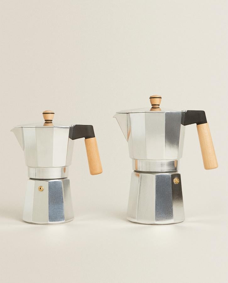 Esta cafetera de aluminio con detalles de madera es apta para todo tipo de fuegos y está disponible en dos medidas: 20 centímetros de altura (25,99 euros) y 23 centímetros de altura (29,99 euros).
