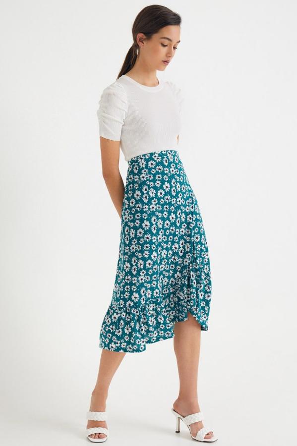 Disponible en azul o rosa, esta falda mini con estampado floral y volante tiene un precio de 13,99 euros.