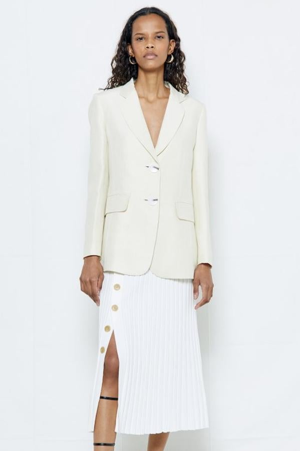 De color blanco, esta falda midi con efecto plisado y abertura lateral con botones tiene un precio de 29,99 euros.