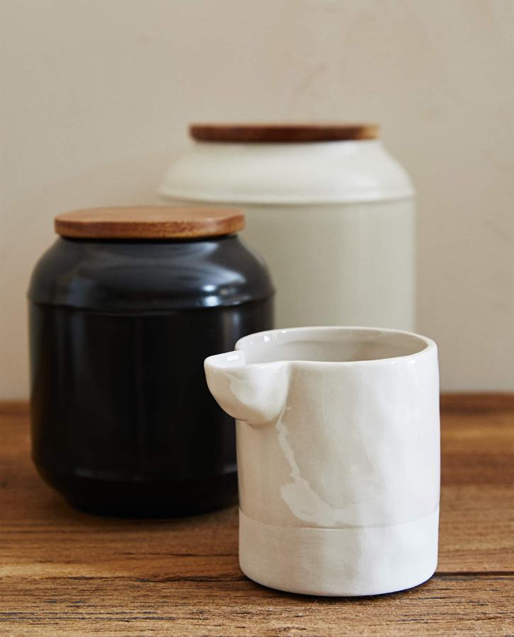 Esta lechera elaborada en porcelana de color crudo cuenta con diseño irregular a doble tono con efecto martillado. Tiene un precio de 9,99 euros.