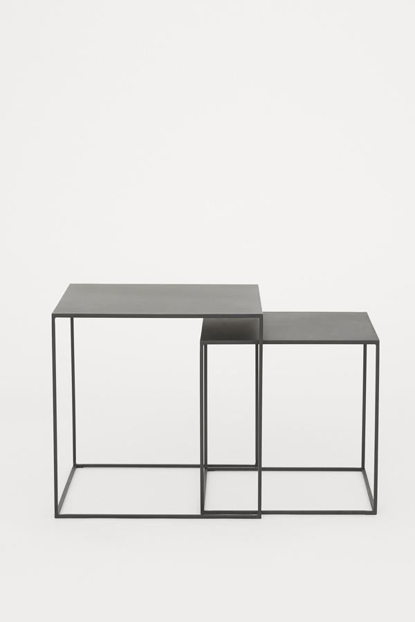 De color negro, estas dos mesas nido con marco de metal pintado tienen diferentes tamaños y se guardan una debajo de la otra. Su precio es de 149 euros.
