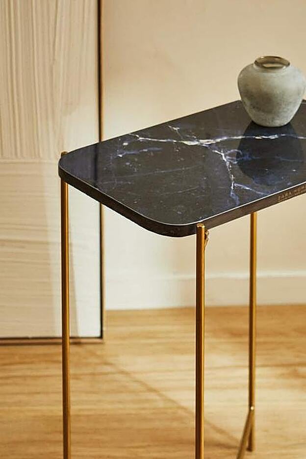 Mesa auxiliar de piedra.