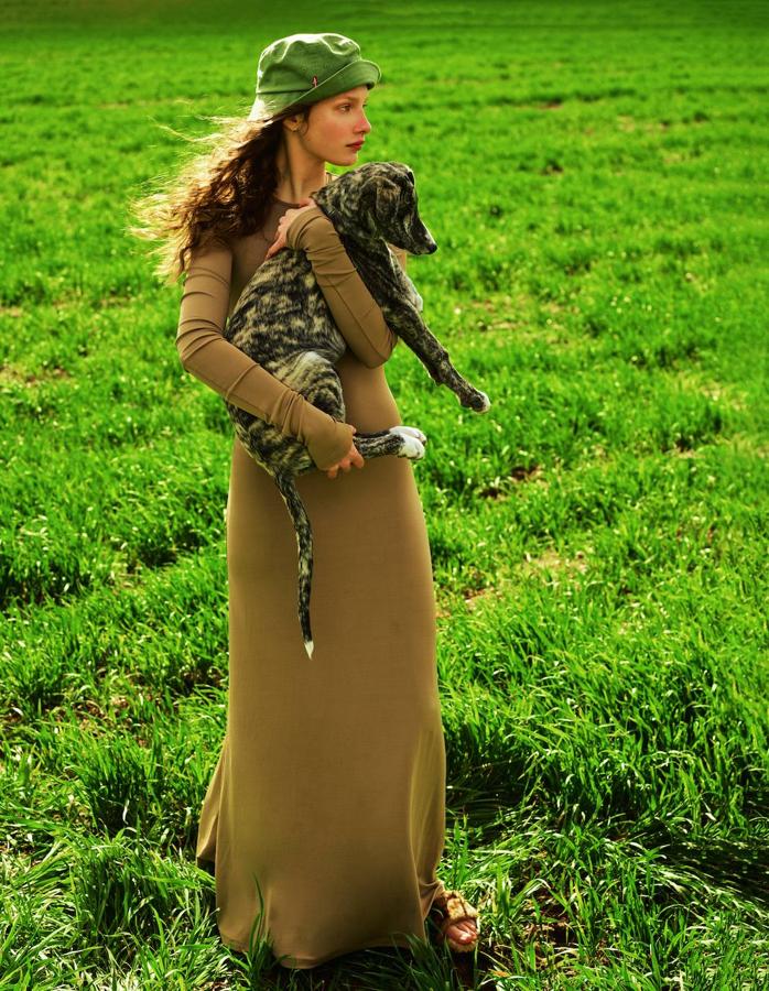 Vestido de Sportmax, gorro de Levis, pendientes de Aristocrazy y sandalias de piel, de CH Carolina Herrera.