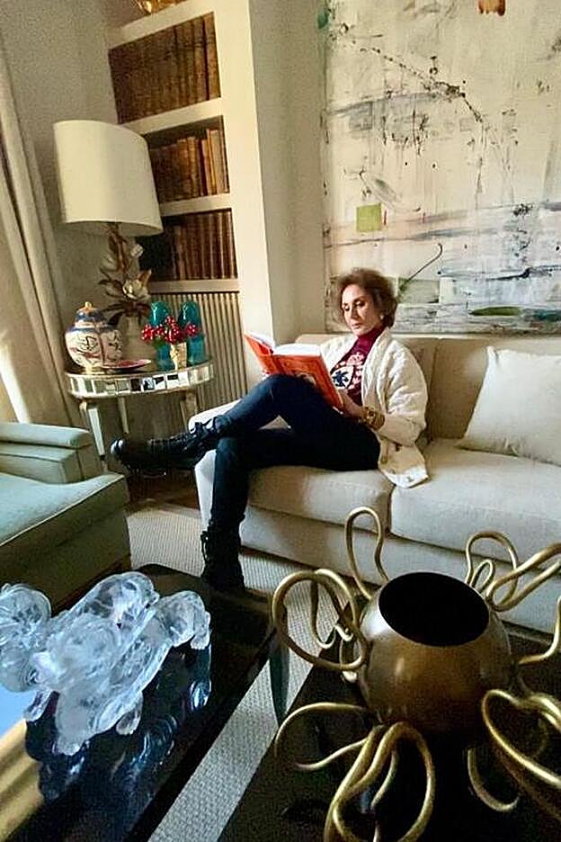 Naty Bascal rodeada de lujo y piezas arquitectónicas.