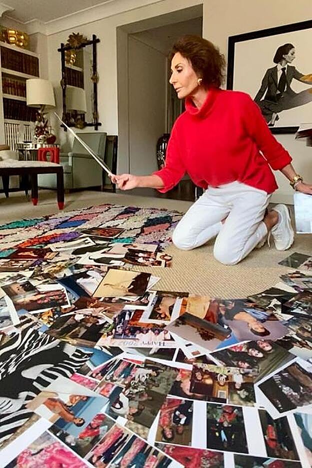 Naty Abascal trabajando en su salón.