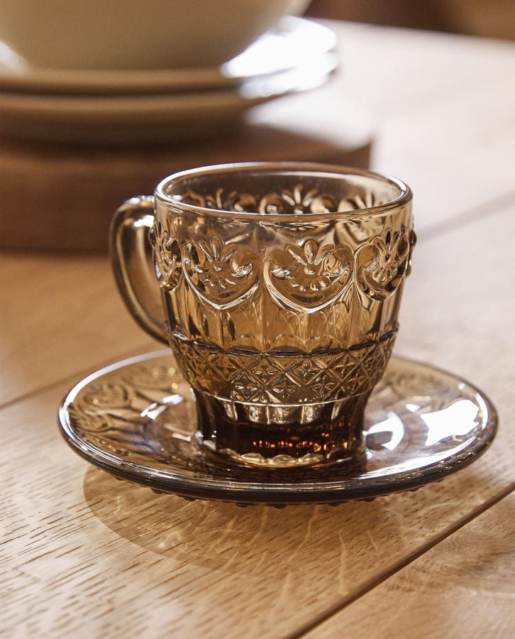 Este set de taza de café y plato hechos en vidrio a color con diseño de relieve retro tiene un precio de 5,99 euros.