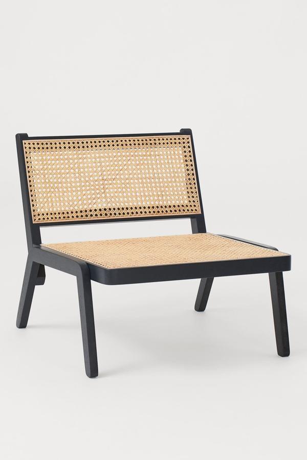 En madera meranti de color negro y con respaldo y asiento de ratán, este sillón tiene una altura de 58 centímetros, un largo de 64,5 y un ancho de 67,5. Su precio es de 249 euros.