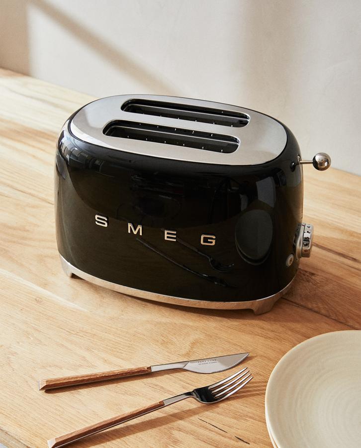 Disponible en color negro o crema, esta tostadora SMEG de acero inoxidable, seis niveles de tostado, función recalentar y descongelar y capacidad para dos rebajadas tiene un precio de 149 euros.