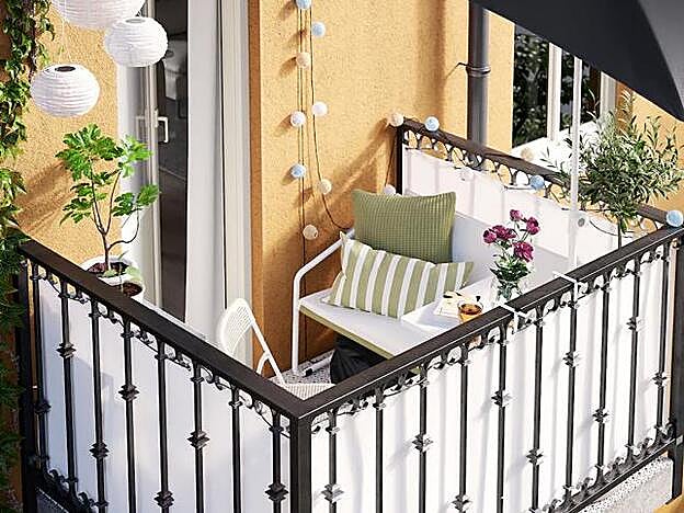 En la foto, el sofá de dos plazas INGMARSÖ cuesta 79 euros en IKEA, la mesa de terraza plegable TORPARÖ 19 euros y las sillas a conjunto, 15 euros.