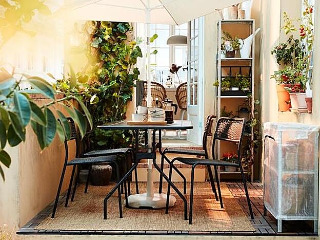 La mesa VIHOLMES de Ikea cuesta 79 euros, y 29 euros cada una de las sillas apilables a conjunto. La alfombra de yute LYDERSHOLM cuesta 59 euros y estantería alta HYLLIS, 12 euros; y la baja con funda, 11 euros.