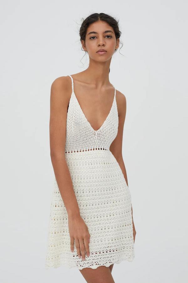 Disponible en crudo o naranja, este vestido mini de crochet con tirantes finos tiene un precio de 22,99 euros.