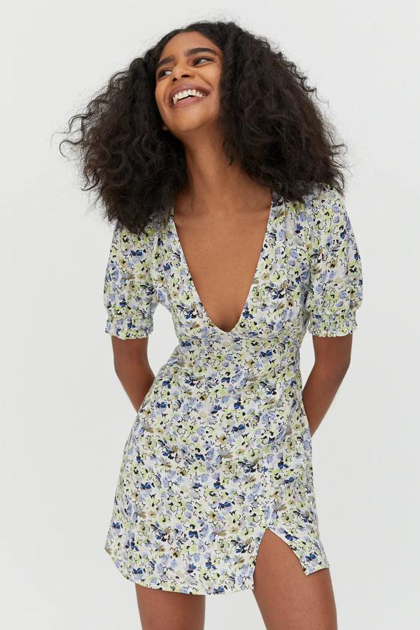 Con estampado floral, este vestido mini con escote de pico y manga corta abullonada cuenta con la espalda descubierta y tiene un precio de 22,99 euros.