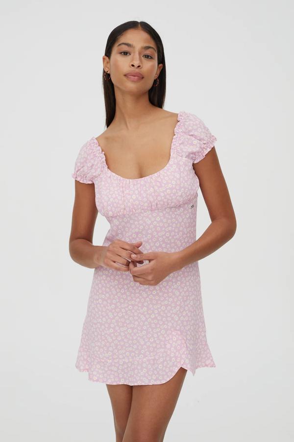 Este vestido mini con estampado floral en rosa palo tiene manga corta, escote tipo corsario y detalles de tiras en la espalda. Tiene un precio de 22,99 euros.